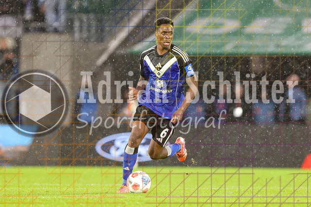 1. FC Köln vs Hamburger SV - 1. Bundesliga  | Köln, Deutschland, 02.11.25:   Albert Sambi Lokonga (Hamburger SV) in Aktion am Ball, Einzelaktion waehrend des Spiels der Bundesliga zwischen  1. FC Köln vs Hamburger SV in der RheinEnergieStadion(Foto von Brauer-Fotoagentur / Adrian Schlueter)