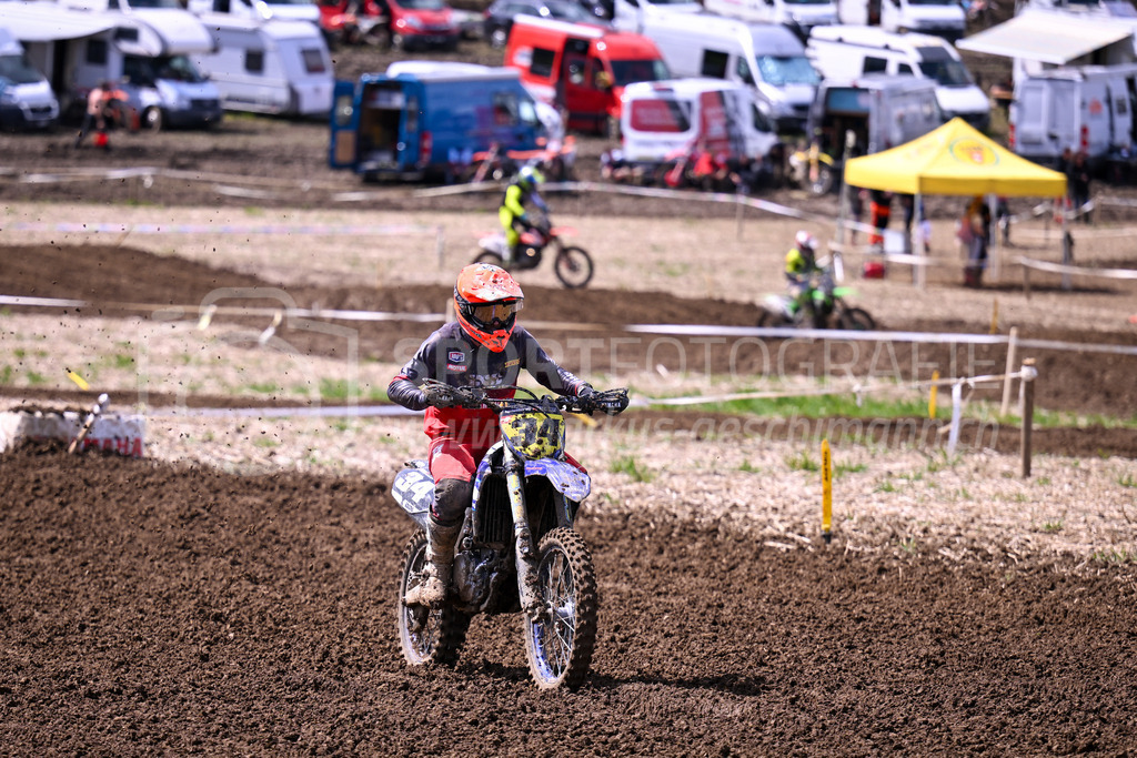 Motocross Schlatt bei Winterthur - 29. April 2023 | #34 Tschuemperlin Kevin aus Hadlikon (CH) auf Yamaha in der Kategorie Hobby Open am Motocross Schlatt bei Winterthur, 29. April 2023.
Instagram: @mx_schlatt | @mc_wila | @sam_schweiz
Bild: Sportfotografie Markus Aeschimann | www.markus-aeschimann.ch - Realisiert mit Pictrs.com