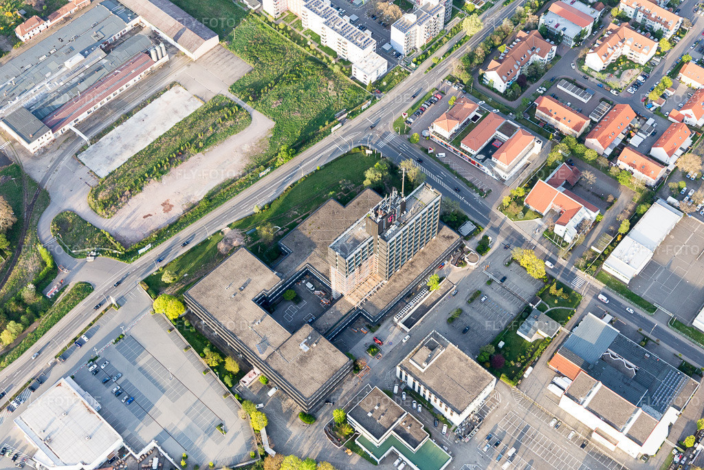 Luftbild: Posthochhaus in Neustadt an der Weinstraße im Bundesland Rheinland-Pfalz in Deutschland. Foto: IMG_106614.jpg vom 17.04.2018 durch Werner Riehm/FLY-FOTO.de