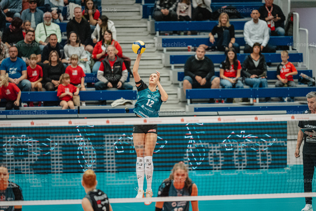 Dresdner SC - Binder Blaubären TSV Flacht, DEKRA 1. Bundesliga Frauen, Volleyball | Im Bild: Aufschlag durch Mette Marleen Pfeffer (12, Dresdner SC)24.10.2026, Dresdner SC -  Binder Blaubären TSV Flacht, DEKRA 1. Bundesliga Frauen, Volleyball, Deutschland, Dresden, Cyberport Arena