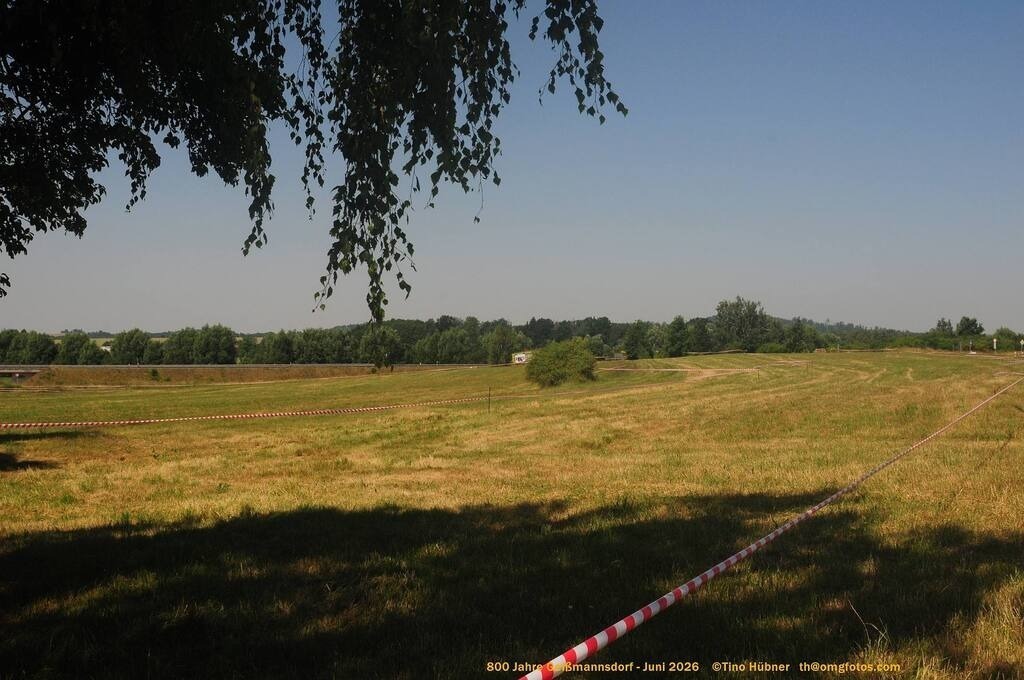 Geißmannsdorf-2026-Ortsbilder-176 | Geißmannsdorf bei Bischofswerda im Sommer 2026. Ein fotografischer Streifzug durch das Dorf Geißmannsdorf, mit Gebäuden, Straßen, Strohpuppen und geschmückten Vorgärten und Grundstücken anlässlich der 800-Jahr-Feier von Geißmannsdorf im Juni 2026 - Realisiert mit Pictrs.com