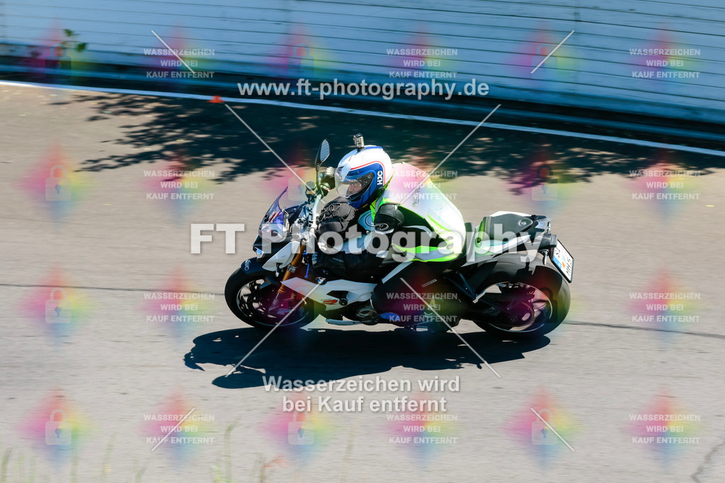 Moto-TeamOBK-22401 | Hier findet Ihr Bilder von Touristenfahrten auf der Nürburgring Nordschleife oder von anderen Veranstaltungen die ich besucht habe. Viel Spass beim Durch Schauen 