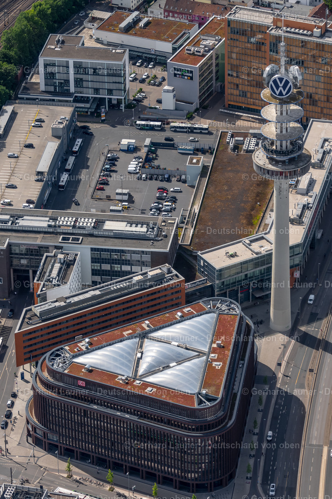 4030970 | HANNOVER 02.06.2020 Bürogebäude des Verwaltungs- und Geschäftshauses " Hauptsitz der Deutschen Bahn " und Fernsehturm im Ortsteil Mitte in Hannover im Bundesland Niedersachsen, Deutschland. Weiterführende Informationen bei: Deutsche Bahn AG,  HASCHER JEHLE Architektur,  HOCHTIEF Aktiengesellschaft AG,  Kölbl Kruse GmbH. // Office building " Hauptsitz of Deutschen Bahn " and TV tower in the district Mitte in Hannover in the state Lower Saxony, Germany. Further information at: Deutsche Bahn AG,  HASCHER JEHLE Architektur,  HOCHTIEF Aktiengesellschaft AG,  Koelbl Kruse GmbH. Foto: Gerhard Launer