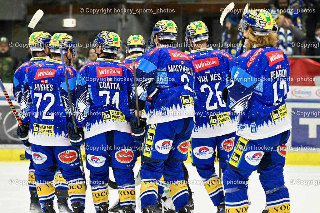EC IDM Wärmepumpen VSV vs. Pioneers Vorarlberg | #12 Pearson Chase EC VSV, #72 HUGHES John EC VSV, Jubel EC VSV Mannschaft, Weihnachtstrikot, #74 COATTA Max EC VSV, #26 VAN NES Guus EC VSV, #2 MACPHERSON Dylan EC VSV, #8 Rebernig Maximilian EC VSV, EC IDM Wärmepumpen VSV vs. Pioneers Vorarlberg, EC IDM Wärmepumpen VSV vs. Pioneers Vorarlberg am 14.12.2024 in Villach (Stadthalle Villach), Austria, (Photo by Bernd Stefan)