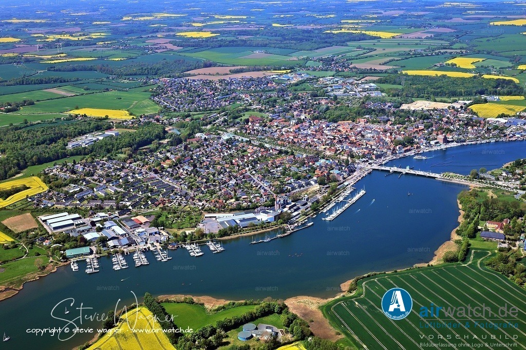 Luftbild Kappeln an der Schlei - Die Stadt ist ein beliebtes Urlaubs- und Ausflugsziel  | Die Stadt ist ein beliebtes Urlaubs- und Ausflugsziel mit zahlreichen Aktivitäten wie Schleischifffahrten, Radtouren (z. B. mit der Angelner Dampfeisenbahn), Segeln und Baden am Weidefelder Strand an der Ostsee. Regelmäßige Veranstaltungen wie die Kappelner Heringstage im Mai locken viele Besucher an.