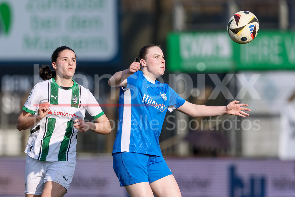 Fussball, 2. Frauen-Bundesliga, SV Meppen - Borussia Mönchengladbach | v.li.: Maresa Arici (Borussia Mönchengladbach, 26) und Marleen Kropp (SV Meppen, 9) im Zweikampf, Duell, Dynamik, Aktion, Action, Spielszene, DIE DFB-RICHTLINIEN UNTERSAGEN JEGLICHE NUTZUNG VON FOTOS ALS SEQUENZBILDER UND/ODER VIDEOÄHNLICHE FOTOSTRECKEN. DFB REGULATIONS PROHIBIT ANY USE OF PHOTOGRAPHS AS IMAGE SEQUENCES AND/OR QUASI-VIDEO.