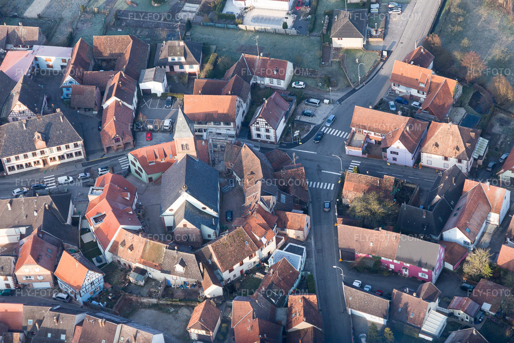 Aerial view: Lutheran-Protestant fortified church in the village center, surrounded by a ring of houses in Dossenheim-sur-Zinsel in the state Bas-Rhin, France.Photo: IMG_105326.jpg taken on 03/25/2018 by Werner Riehm/FLY-FOTO.comResolution of the original: 5472 x 3648 px