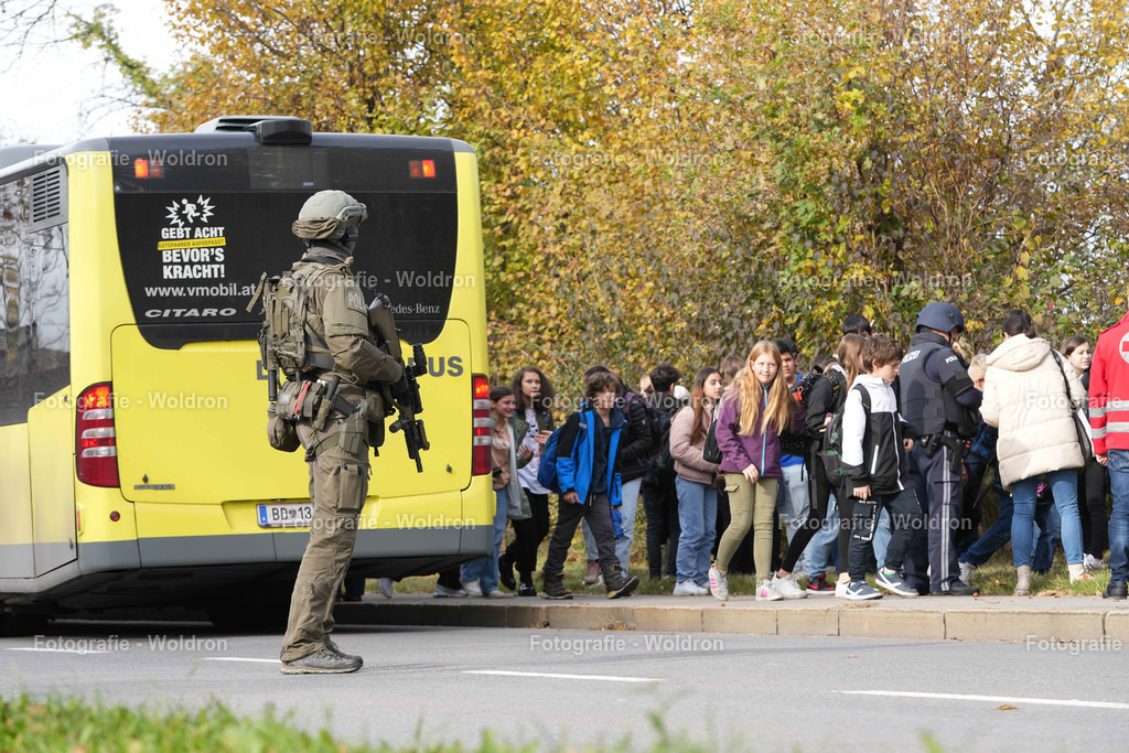 20221111 Amoklauf in Mittelschule Haselstauden | DORNBIRN, OESTERREICH - 11. NOVEMBER: Polizeieinsatz waehrend des Amoklaufs in der Mittelschule Haselstauden in Mittelschule Haselstauden on November 11, 2022 in Dornbirn, Austria.