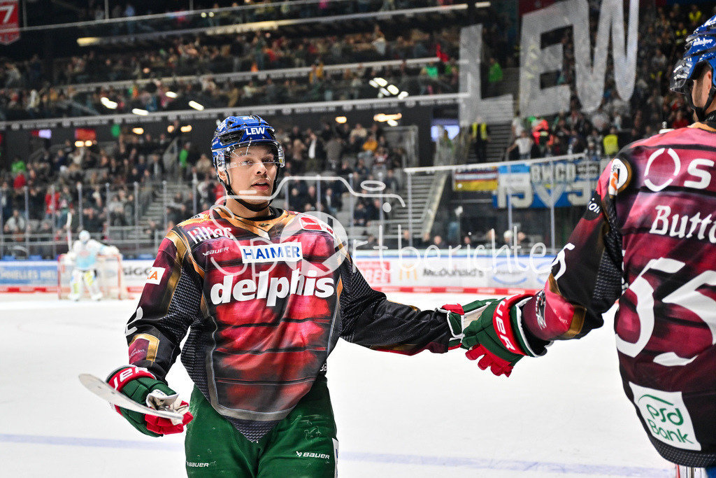 Augsburger Panther - Dresdner Eislöwen | AUGSBURG, DEUTSCHLAND - 06. MÄRZ: Jubel der Augsburger nach dem Treffer zum 3-2 durch D. J. BUSDEKER (Augsburger Panther 14) / Tor / Torschuetze / Freude / Happy / während dem Match zwischen den Augsburger Panthern und den Dresdner Eislöwen am 49. Spieltag der Penny DEL im Curt Frenzel Stadion