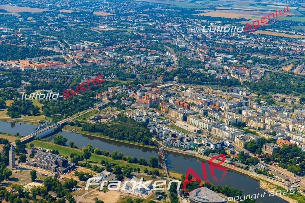 Altstadt Magdeburg Bild- Das Luftbild wurde 2025 vom UL-Flugzeug heraus erstellt ( keine Drohne bzw. Drohnenaufnahme ) - Hochauflösende Luftaufnahme -Nicht vergleichbar mit Google Maps oder Satelittenbilder- Die Geschenkidee !Mit Lizenz und Bildrechte bestellbar - CC