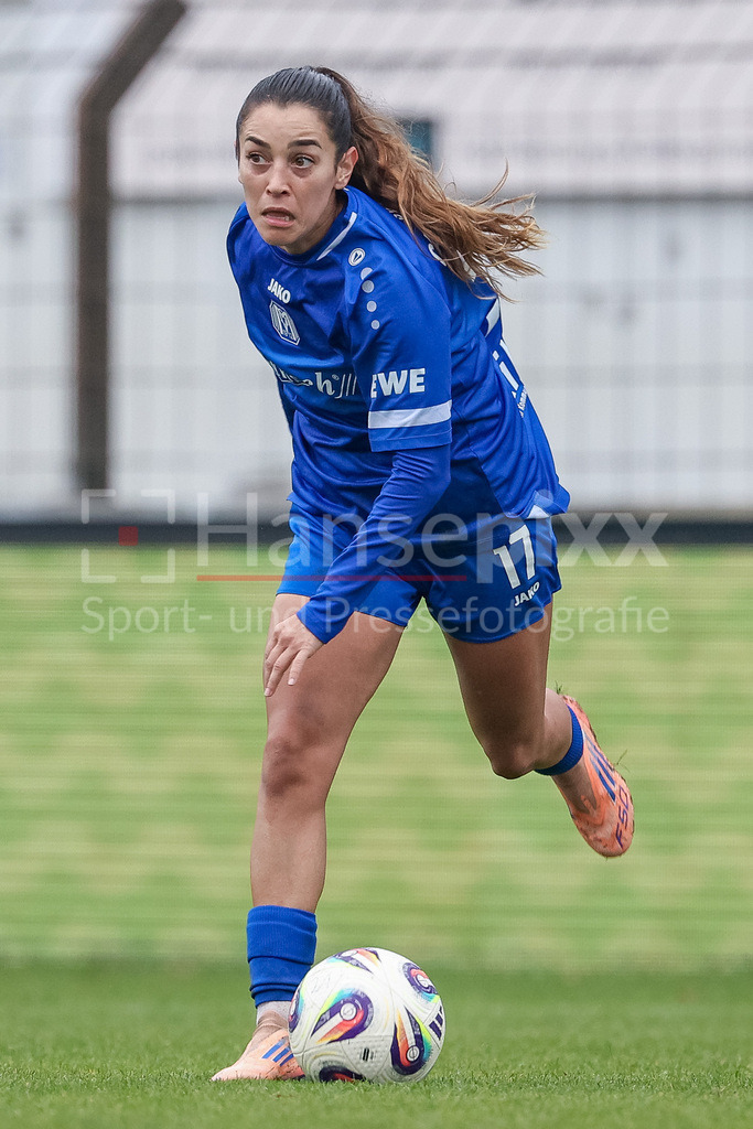 Fussball, 2. Frauen-Bundesliga, SV Meppen - VfB Stuttgart | Genesis Castrellon (SV Meppen, 17) am Ball, Freisteller, Einzelbild, Ganzkörper, Aktion, Action, Spielszene, DIE DFB-RICHTLINIEN UNTERSAGEN JEGLICHE NUTZUNG VON FOTOS ALS SEQUENZBILDER UND/ODER VIDEOÄHNLICHE FOTOSTRECKEN. DFB REGULATIONS PROHIBIT ANY USE OF PHOTOGRAPHS AS IMAGE SEQUENCES AND/OR QUASI-VIDEO.