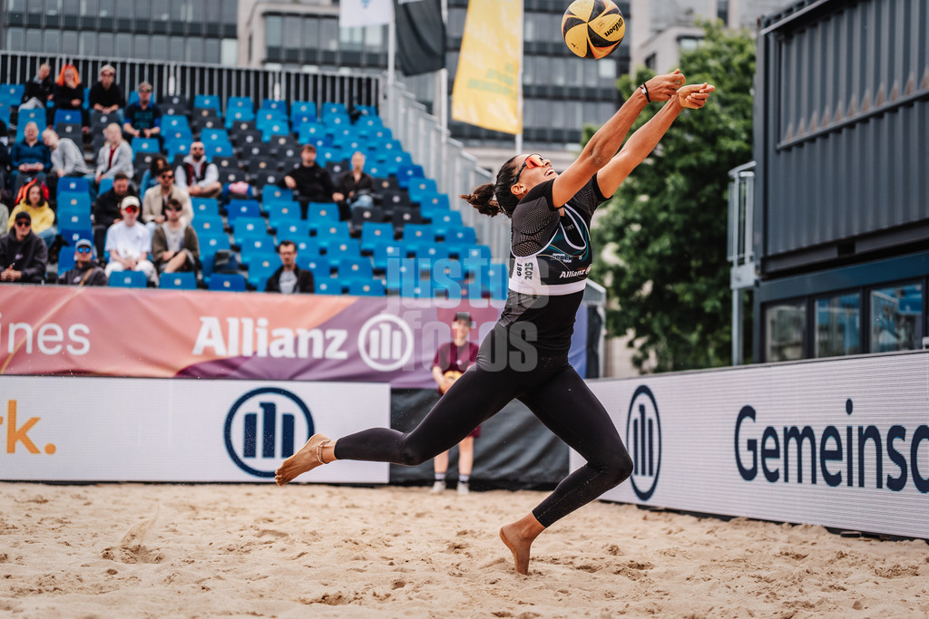 Beachvolleyball | Frauen | Allianz German Beach Tour 2025 | Tourstop Hamburg | 29.05.2025 | Shana Zobrist rettet den Ball springend