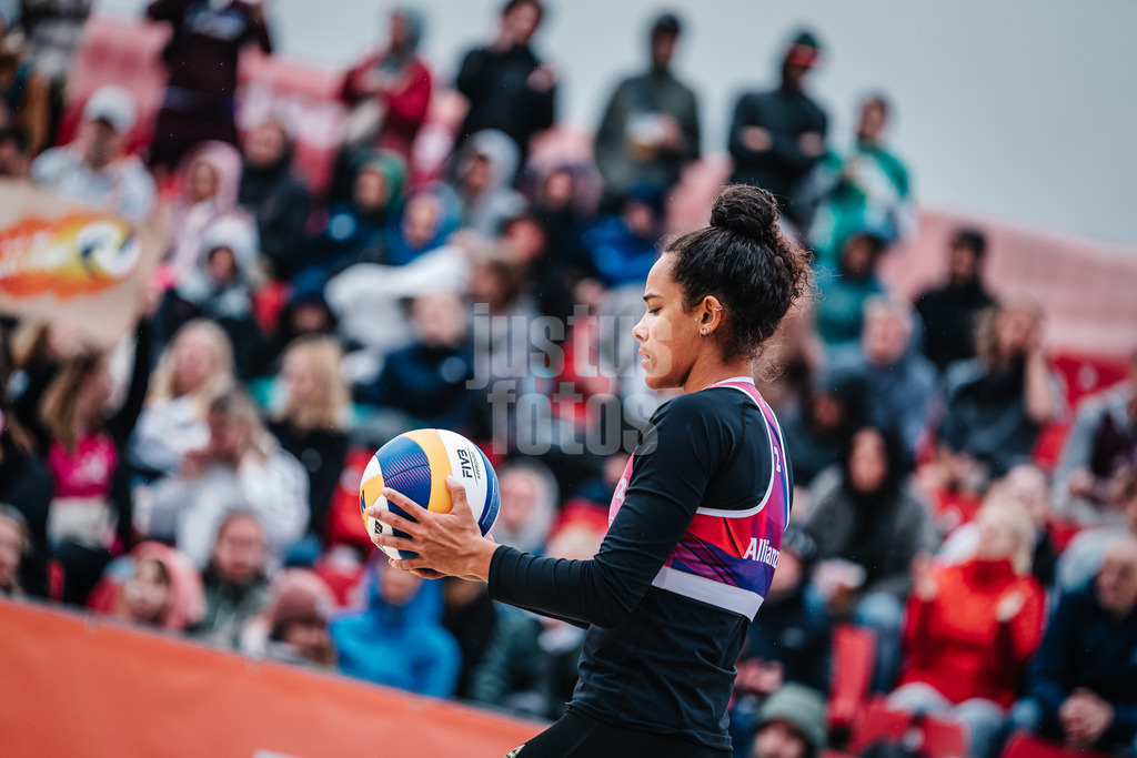 Beachvolleyball | Frauen | German Beach Tour 2024 | Tourstop Bremen | 08.06.2024 | Thainara Mylena Feitosa de Oliveira (rechts, BRA) vor der Angabe