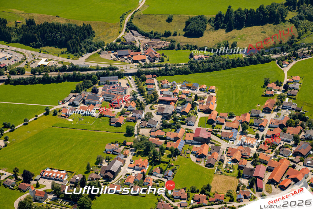 Das Luftbild zeigt : Reinhardsried Unterthingau - Die Luftaufnahme wurde 2024 vom UL-Flugzeug aus erstellt ( keine Drohne ) - Hochauflösende Luftaufnahme - Für grossformatige Ausdrucke geeignet. Die Geschenkidee !Mit Lizenz und Bildrechte bestellbar