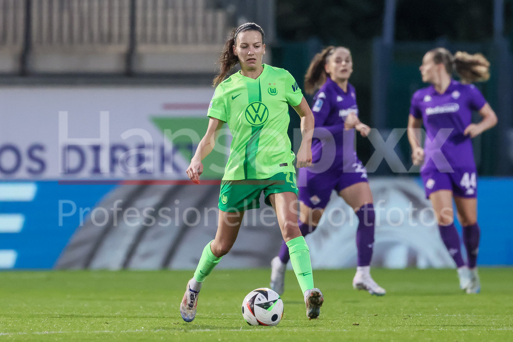Fussball, UEFA Womens Champions League, VfL Wolfsburg - AC Florenz | v.li.: Joelle Wedemeyer (VfL Wolfsburg, 24) am Ball, Einzelbild, Ganzkörper, Aktion, Action, Spielszene