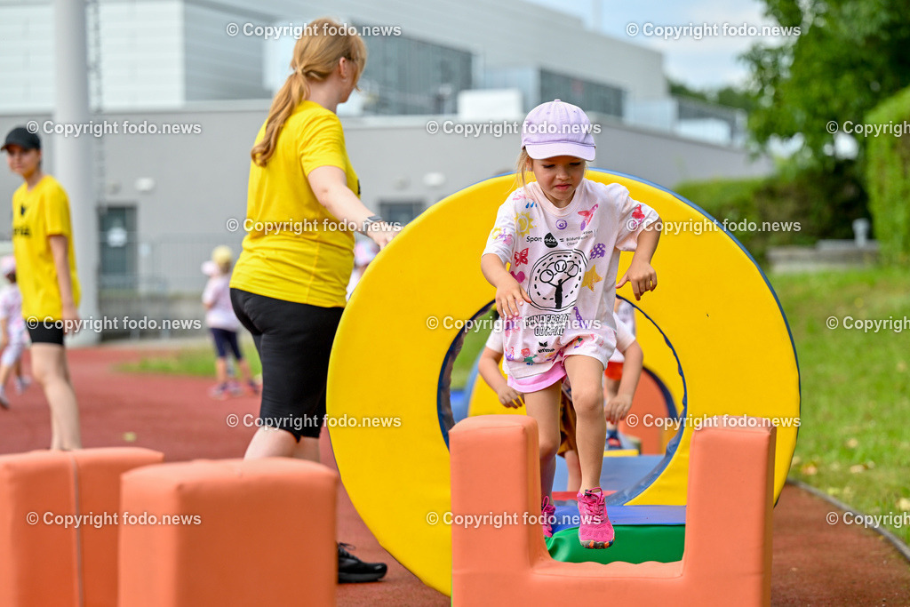 Kindergarten Olympiade 2024_ Stadion Traun_ 07.06.2024-91 | 07.06.2024, Stadion der Stadt Traun, AUT, Kindergarten Olympiade 2024, im Bild Kinder, Hindernis, Fussball, Laufen, Action