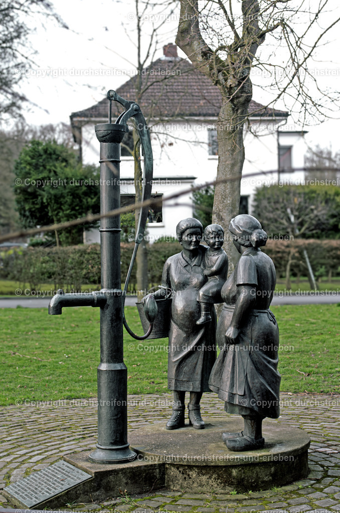 Denkmal mit den schwangeren Frauen Münster | An die frühen Jahren ab 1921 erinnert das Denkmal mit den schwangeren Frauen, das der frühere Anwohner Martin Böttcher schuf. Damals, nach dem Ersten Weltkrieg,  wurde die Kriegerheimstättengenossenschaft gegründet und das Land zwischen Düesbergweg und Güterbahnlinie, Kappenberger Damm und Sternbusch  erschlossen. Junge Familien der aus dem  Krieg heimkehrenden Soldaten, auch Kriegerwitwen  konnten hier kleine Häuser auf den jeweils 1250 Quadratmeter großen Grundstücken bauen, die in den ersten Krisenjahren der Weimarer Republik als Anbaufläche für Gemüse und Obst zur Selbstversorgung  genutzt werden sollten. - Realisiert mit Pictrs.com