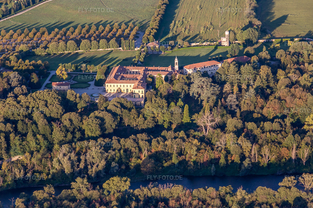 Luftbild: Villa Castelbarco in Vaprio d’Adda im Bundesland Lombardei in Italien. – Foto: IMG_134484.jpg vom 19.09.2022 durch Werner Riehm/FLY-FOTO.de – Auflösung des Originals: 5377 x 3585 px – Villa Castelbarco | Location per matrimoni ed eventi aziendali