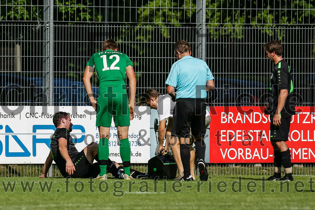 2023-07-09_097_FC_Forstern_gegen_SpVgg_Neuching | Forstern, Deutschland, 09.07.2023:
Fußball, Kreisklasse 2023 / 2024, Testspiel, FC Forstern gegen SpVgg Neuching, Endergebnis: 2:4

Deniz Coskun (SpVgg Neuching, #6), Lukas Gröppmair (FC Forstern, #12), Schiedsrichter Christian Trompke, Johann Schindlbeck (SpVgg Neuching, #5)

Foto: Christian Riedel / fotografie-riedel.net