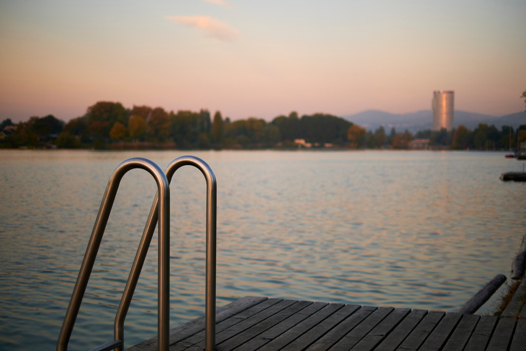 Schwimmplattform aus Holz mit Blick auf die Alte Donau | Wien, Austria - October 20, 2021: Schwimmplattform aus Holz mit Blick auf die Alte Donau. - Realisiert mit Pictrs.com