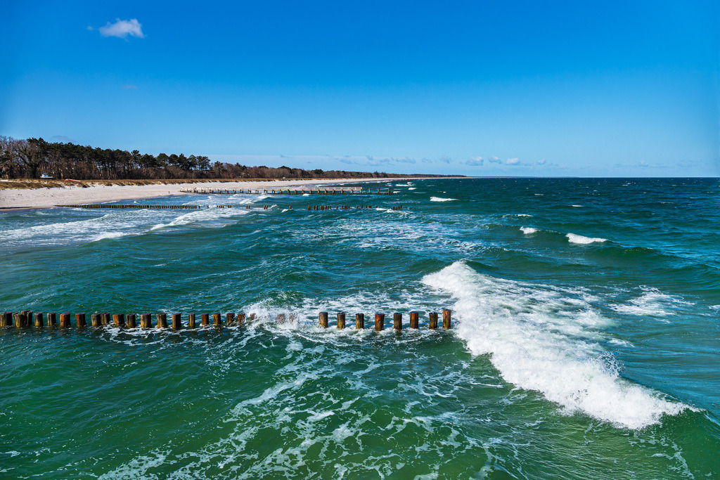 Buhnen und Wellen an der Ostseeküste in Zingst auf dem Fischland-Darß | Buhnen und Wellen an der Ostseeküste in Zingst auf dem Fischland-Darß.