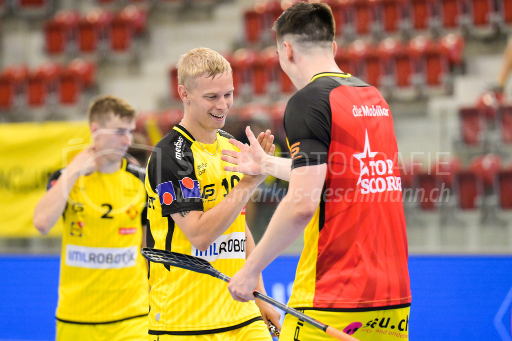 GC Unihockey vs HC Rychenberg - 27. August 2022 | GC Unihockey vs HC Rychenberg
AXA Arena, Winterthur
Torjubelritual von von Markus Lindgjerdet (#10 HC Rychenberg) und Nils Conrad (#7 HC Rychenberg).
Bild: Sportfotografie Markus Aeschimann | www.markus-aeschimann.ch - Realisiert mit Pictrs.com