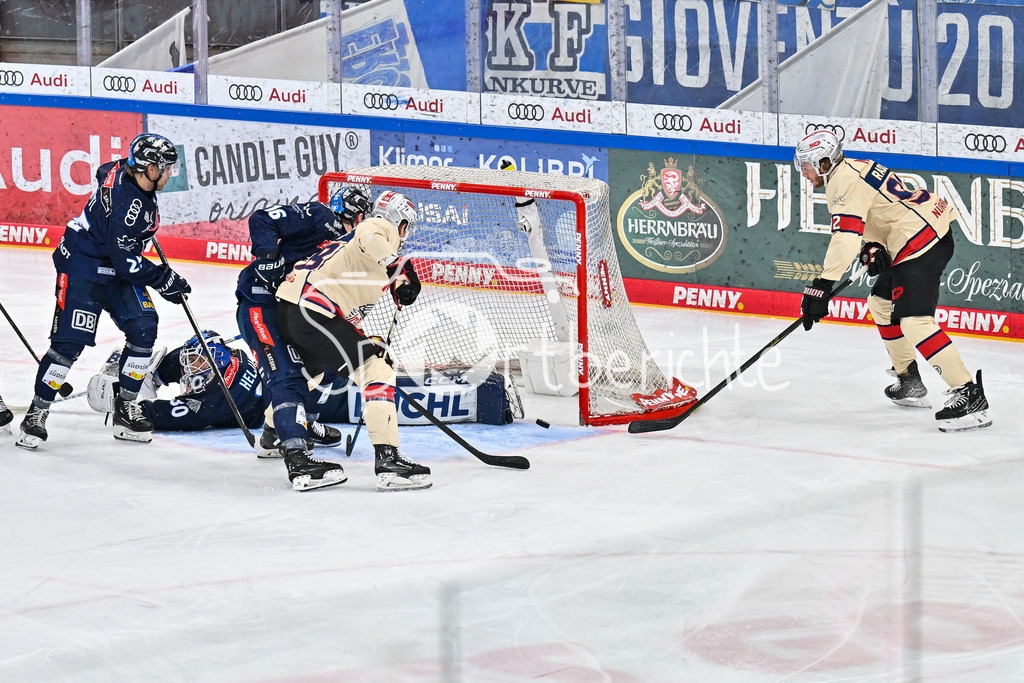 ERC Ingolstadt - Nuernberg Ice Tigers | in dieser Szene scheitert Mark RASSELL (Nuernberg Ice Tigers 92) an Christian HELJANKO (ERC Ingolstadt 30) / Bauerntrick / DEL: ERC Ingolstadt - Nuernberg Ice Tigers, Saturn-Arena am 26.03.2025