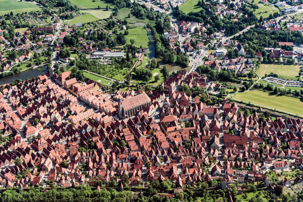 dr__0017880.jpg | DINKELSBüHL 01.06.2017 Altstadtbereich und Innenstadtzentrum in Dinkelsbühl im Bundesland Bayern, Deutschland. // Old Town area and city center in Dinkelsbuehl in the state Bavaria, Germany. Foto: Daniel Reiter