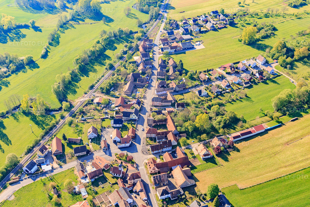 Vue aérienne: Rue Principale x Rue de Mietsheim à Uttenhoffen dans le département Bas Rhin, France – .Photo: IMG_099414.jpg prise le 30/04/2017 par Werner Riehm/FLY-FOTO.eu – Résolution de l'original: 5203 x 3469 px