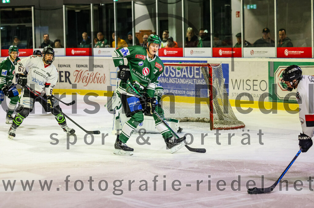 2023-11-12_029_TSV_Erding_gegen_EHC_Koenigsbrunn | Erding, Deutschland, 12.11.2023:
Eishockey, Bayernliga Vorrunde 2023 / 2024, 9. Spieltag, TSV Erding gegen EHC Königsbrunn, Endergebnis: 3:2

Elia Ostwald (Erding Gladiators, #17)

Foto: Christian Riedel / fotografie-riedel.net