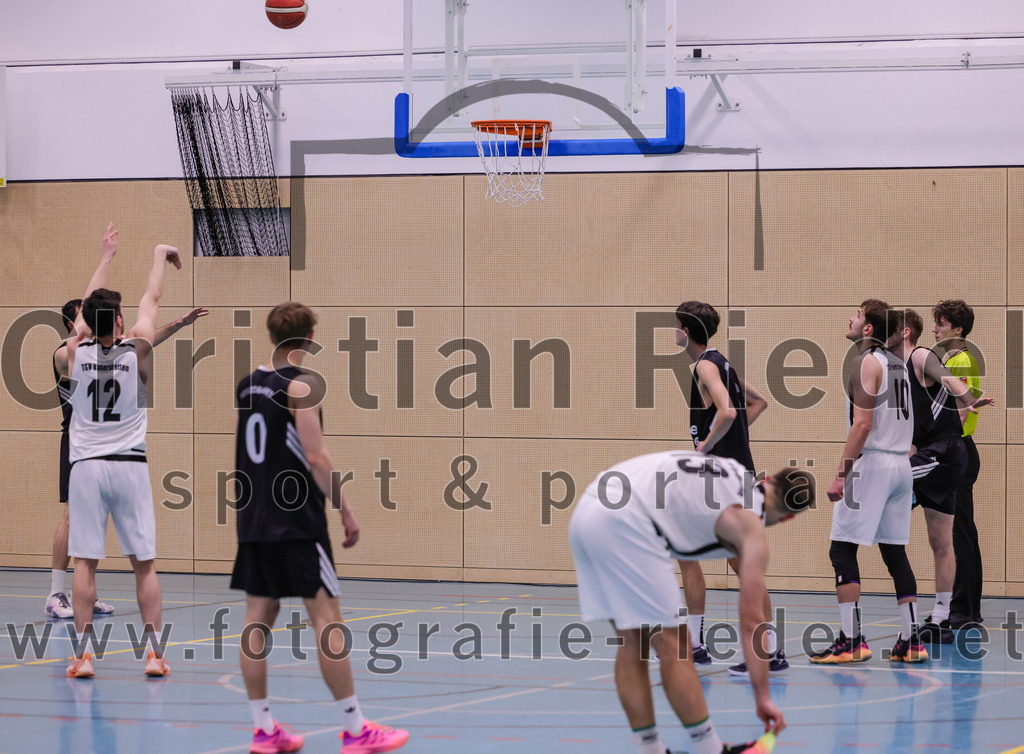 2026-01-31_085_TSV_Vaterstetten_gegen_TS_Herzogenaurach | Vaterstetten, Deutschland, 31.01.2026:Basketball, 2. Regionalliga Süd 2025 / 2026, 14. Spieltag, TSV Vaterstetten gegen TS Herzogenaurach, Endergebnis: 71:70Maximilian Metzger (TSV Vaterstetten, #12), K. Huber (TSV Vaterstetten, #13), Finn Liebig (TSV Vaterstetten, #10)Foto: Christian Riedel / fotografie-riedel.net