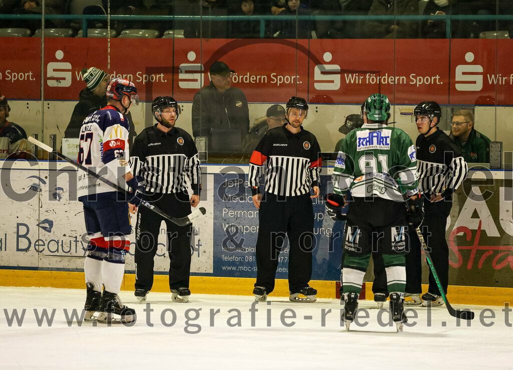 2024-01-05_075_TSV_Erding_gegen_VfE_Ulm-Neu-Ulm | Erding, Deutschland, 05.01.2024:
Eishockey, Bayernliga Vorrunde 2023 / 2024, 22. Spieltag, TSV Erding gegen VfE Ulm/Neu-Ulm, Endergebnis: 7:6

Simon Klinger (VfE Ulm/Neu-Ulm e. V., #67), Rudolf Lorenz (Erding Gladiators, #91)

Foto: Christian Riedel / fotografie-riedel.net
