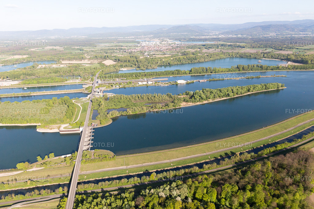 Vue aérienne: Écluse du Rhin d'Iffezheim à Roppenheim dans le département Bas Rhin, France. Photo: IMG_099064.jpg prise le 23/04/2017 par Werner Riehm/FLY-FOTO.eu – Résolution de l'original: 5472 x 3648 px