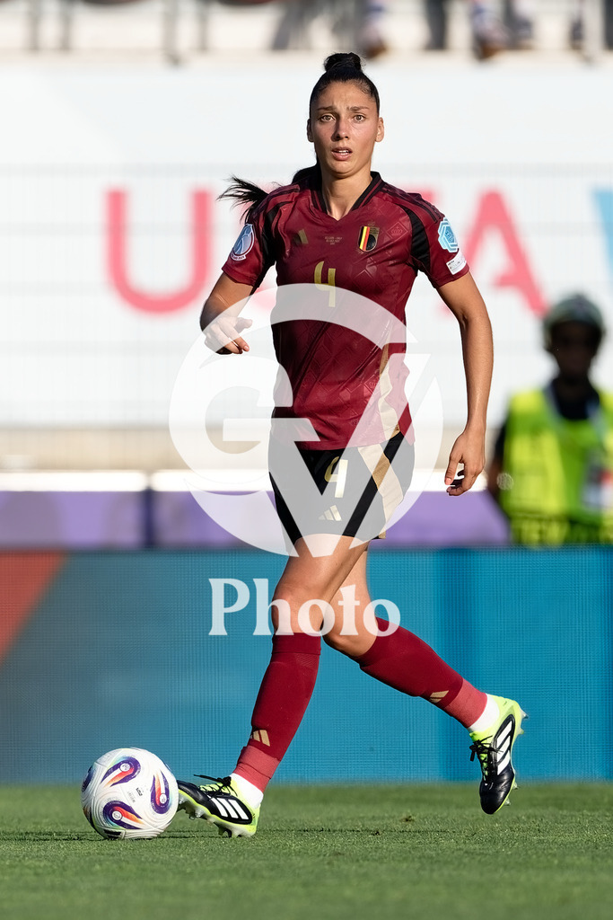 Belgium v Italy - UEFA Women's EURO 2025 Group B | SION, SWITZERLAND - JULY 3: Amber Tysiak of Belgium controls the ball  during the UEFA Womens EURO 2025 Group B match between Belgium and Italy at Stade de Tourbillon on July 3, 2025 in Sion, Switzerland. (Photo by Giuseppe Velletri/Sports Press Photo/Getty Images)