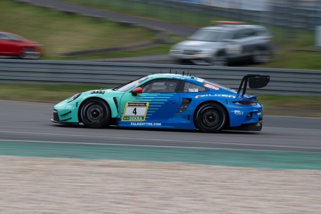 22.06.2024: ADAC Nürburgring Landstrecken-Serie (NLS), Rennen 3 Bild: der Porsche 911 GT3 #4 in Führung liegend | 22.06.2024: ADAC Nürburgring Landstrecken-Serie (NLS), Rennen 3 Bild: der Porsche 911 GT3 #4 in Führung liegend - Realisiert mit Pictrs.com