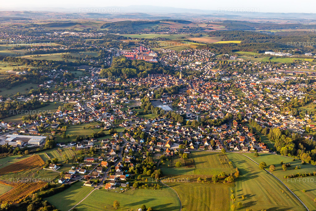 Aerial view: View of the town from the northeast in Reichshoffen in the state Bas-Rhin, France. – Photo: IMG_139176.jpg taken on 10/01/2023 by Werner Riehm/FLY-FOTO.com – Resolution of the original: 5472 x 3648 px