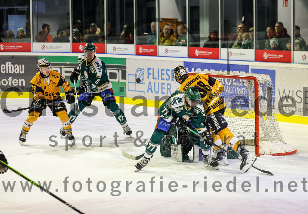 2025-11-02_070_TSV_Erding_gegen_EV_Fuessen | Erding, Deutschland, 02.11.2025:Eishockey, Oberliga Süd 2025 / 2026, 15. Spieltag, TSV Erding gegen EV Füssen, Endergebnis: 2:6Philipp Michl (Erding Gladiators, #77), Matyas Stransky (EV Füssen, #88)Foto: Christian Riedel / fotografie-riedel.net