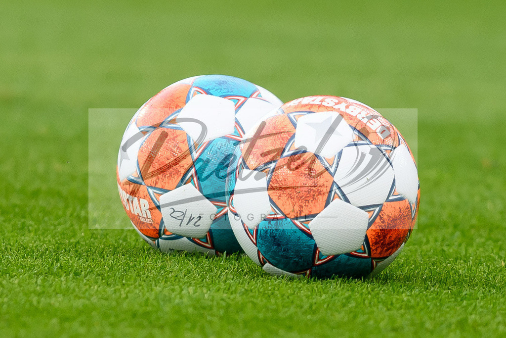 FCUBMG20210829_081 | Fussball, Herren: . Spielbaelle beim Spiel der 1. Bundesliga zwischen 1. FC Union Berlin und Borussia Moenchengladbach im Stadion An der Alten Foersterei am 29.08.2021 in Berlin, Deutschland. - Realisiert mit Pictrs.com