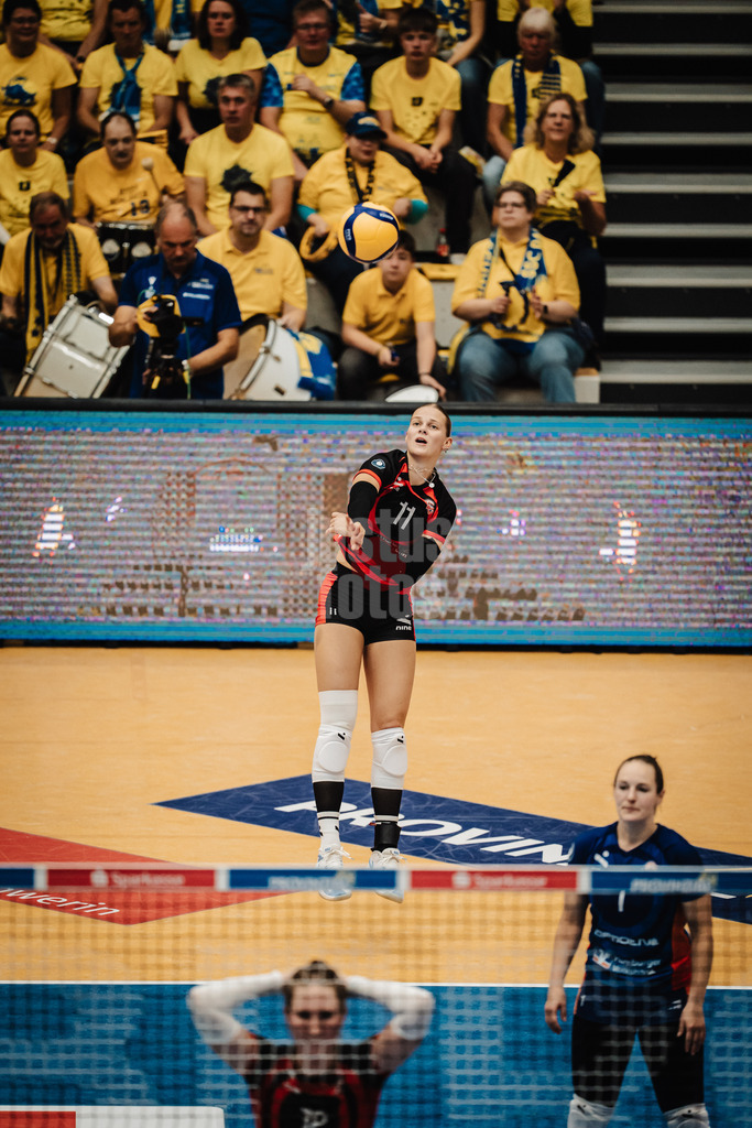 Volleyball | Frauen | Saison 2025/2026 | Volleyball Bundesliga | SSC Palmberg Schwerin vs. ETV Hamburger Volksbank Volleys | 18.10.2025 | Svea Frobel (#11, ETV Hamburger Volksbank Volleys) beim Aufschlag
