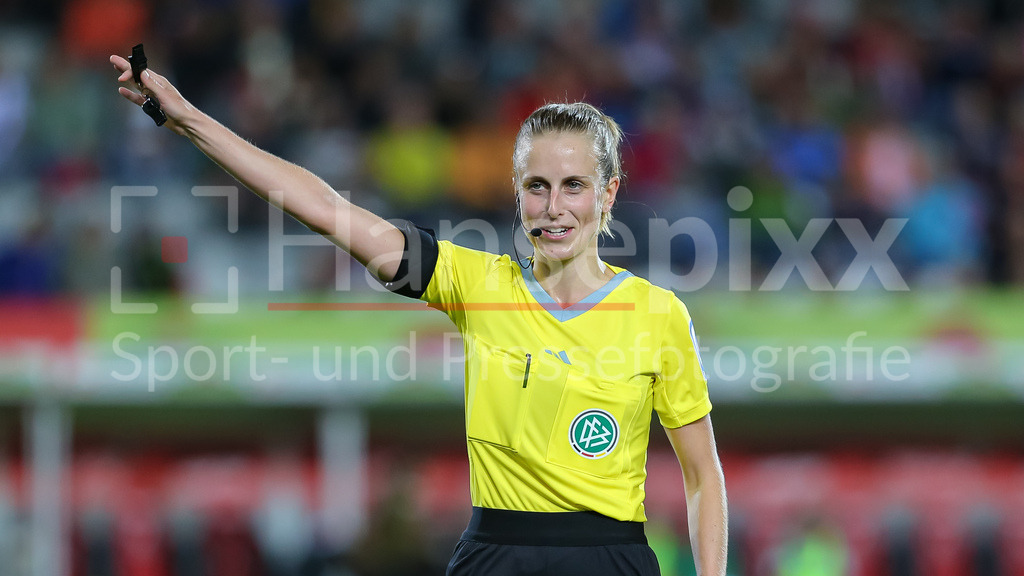 Fussball, Google Pixel Frauen-Bundesliga, SC Freiburg - SV Werder Bremen | v.li.: Schiedsrichterin Davina Lutz gibt Anweisungen, gestikuliert, mit den Armen gestikulieren, Portrait, Nahaufnahme, Einzelfoto, Einzelbild, DIE DFB-RICHTLINIEN UNTERSAGEN JEGLICHE NUTZUNG VON FOTOS ALS SEQUENZBILDER UND/ODER VIDEOÄHNLICHE FOTOSTRECKEN. DFB REGULATIONS PROHIBIT ANY USE OF PHOTOGRAPHS AS IMAGE SEQUENCES AND/OR QUASI-VIDEO.