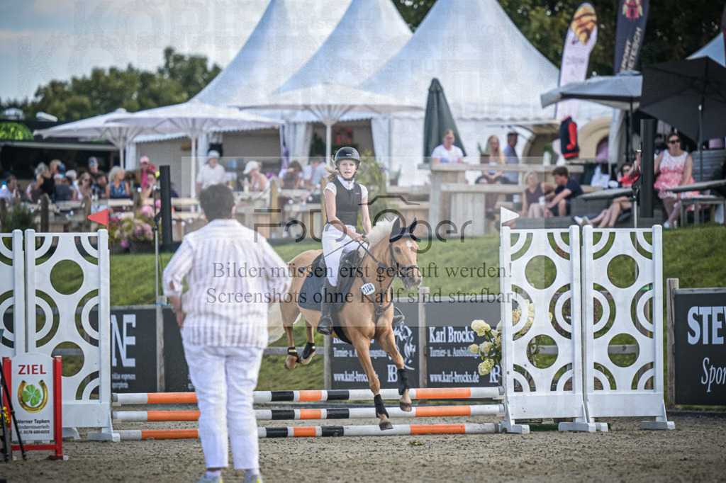 DOS_0845 | Entdecke hochwertige Reitturnierfotos von Foto Oger. Professionell, emotional und authentisch – jetzt Lieblingsmomente im Shop bestellen. - Realisiert mit Pictrs.com