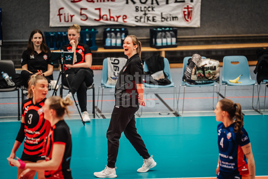 Volleyball | Frauen | Saison 2025/2026 | Volleyball Bundesliga | ETV Hamburger Volksbank Volleys vs. VC Wiesbaden | 14.03.2026 | Trainerin Ines Laube (ETV Hamburger Volksbank Volleys) freut sich