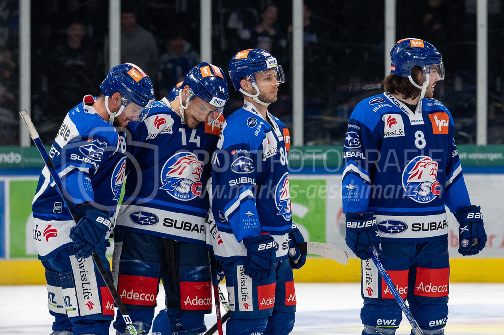 Playoffs: ZSC Lions - EHC Biel-Bienne | 27.03.2022, Zürich, Hallenstadion, Playoffs: ZSC Lions - EHC Biel-Bienne, #87 Marco Pedretti (ZSC), #14 Chris Baltisberger (ZSC), #86 Dario Trutmann (ZSC) und #8 Willy Riedi (ZSC) nach dem Sieg. - Realisiert mit Pictrs.com
