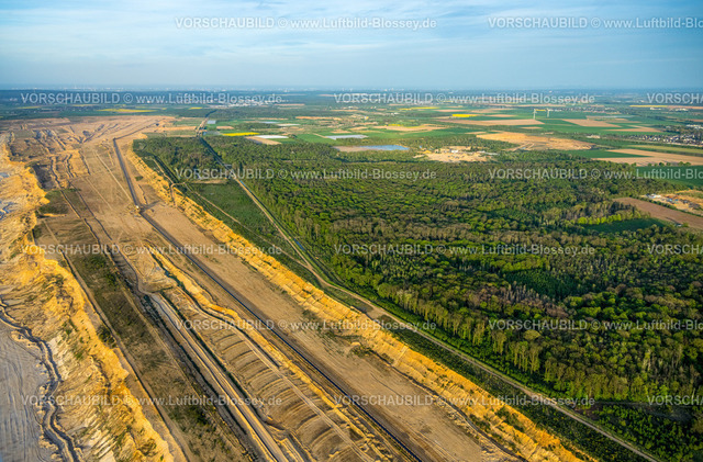 Kerpen240403757BraunkohleTagebauHambacherForst | Luftbild, BraunkohleTagebau Hambacher Forst, NSG Naturschutzgebiet Bürgewald Blatzheimer Bürge, Fernsicht, Buir, Kerpen, Rheinland, Nordrhein-Westfalen, Deutschland