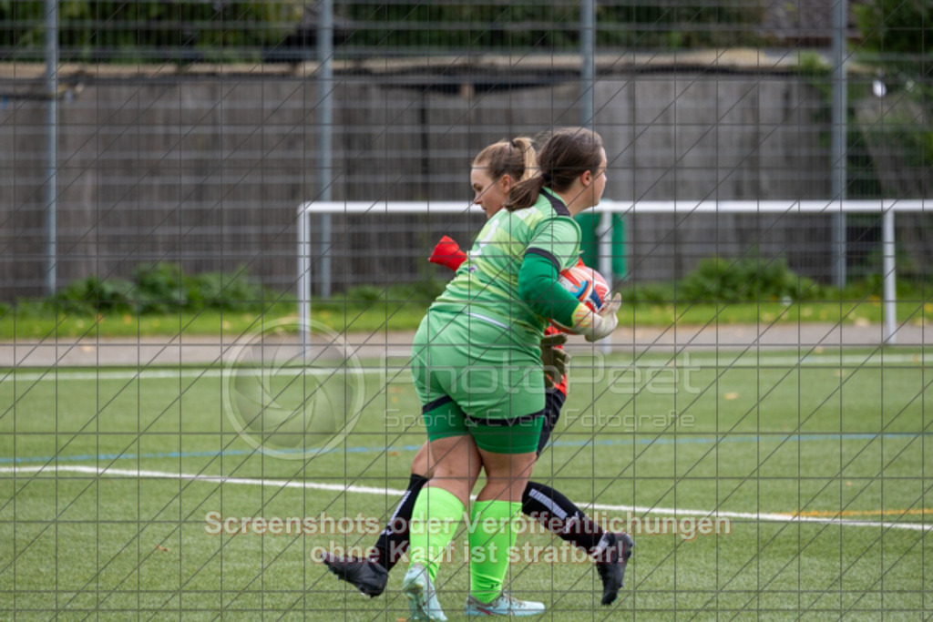 20251005_111242_0181 | #,1.Göppinger SV (rot) vs. SGM Aufhausen/Nellingen (grau), Fußball, Frauen-Regionenliga 3 - WfV, 04. Spieltag, Saison 2025/2026, Kunstrasenplatz Nord, Hohenstaufenstr. 116, 73033 Göppingen, 05.10.2025 - 11:00 Uhr,Foto: PhotoPeet-Sportfotografie/Peter Harich