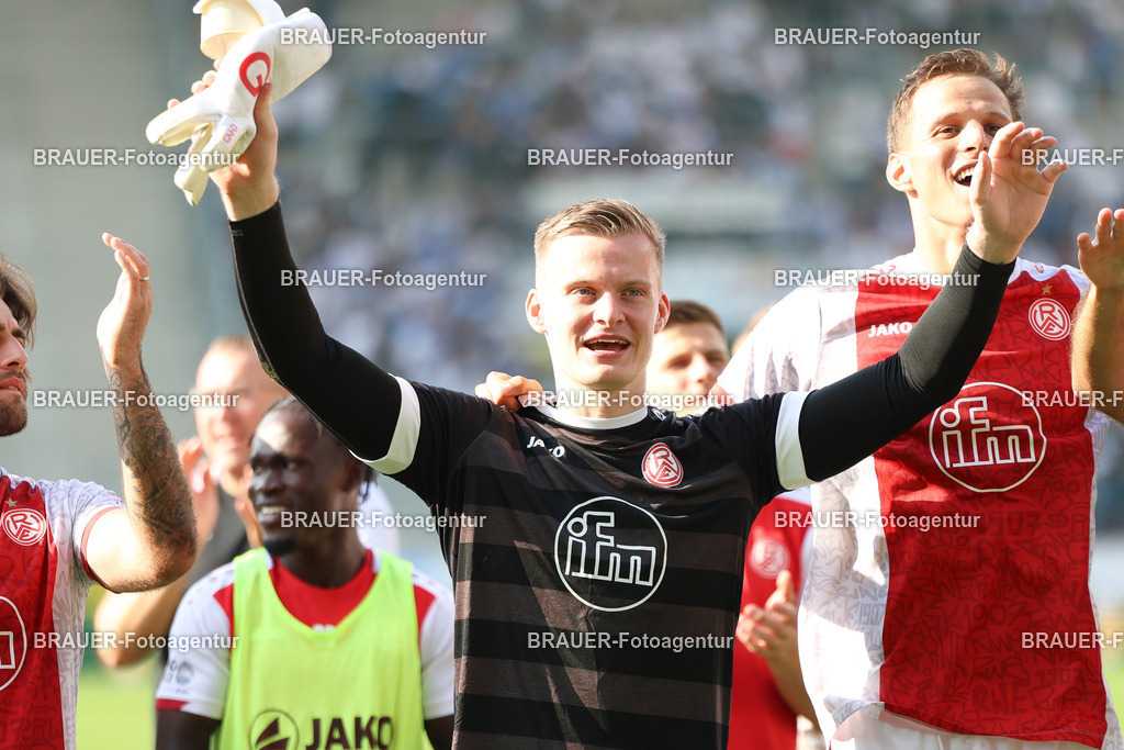 Rot-Weiss Essen - Hansa Rostock | Essen, Deutschland, 20.09.2025 Jakob Golz  (Rot-Weiss Essen) feiert den Sieg mit den fanswährend des 3.Liga Spiels zwischen  Rot-Weiss Essen und Hansa Rostock am 20.09.2025 im Stadion an der Hafenstraße in Essen. (Foto von Timo Bluhmki-Schmidt/Brauer Fotoagentur