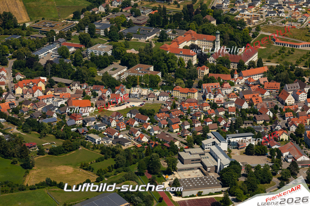 Aktuelles Luftbild von  Bad Schussenried - Die Luftaufnahme wurde 2022 mittels UL-Flugzeug erstellt ( keine Drohne ) - hochauflösende Kamera-Systeme von  Canon -Beste Qualität - Für grossformatige Ausdrucke geeignet. Die Geschenkidee !