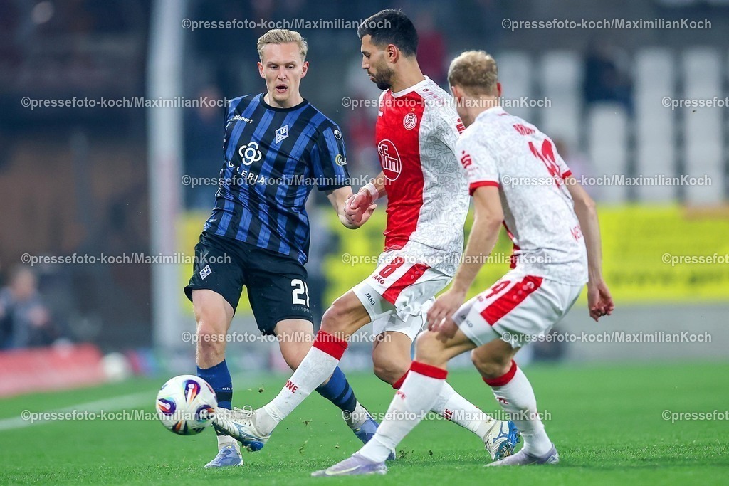 RWE04032601040 | 2026.03.04, Fußball, 3.Liga Herren, Rot-Weiss Essen -  SV Waldhof Mannheim, Stadion Hafenstraße, 27.Spieltag, Saison 2025 / 2026: Julian Rieckmann (Waldhof Mannheim #21) im Zweikampf gegen  Klaus Gjasula&nbsp;(Rot-Weiss Essen #08) Lucas Brumme&nbsp;(Rot-Weiss Essen #14)  DFB regulations prohibit any use of photographs as image sequences and or quasi-video.