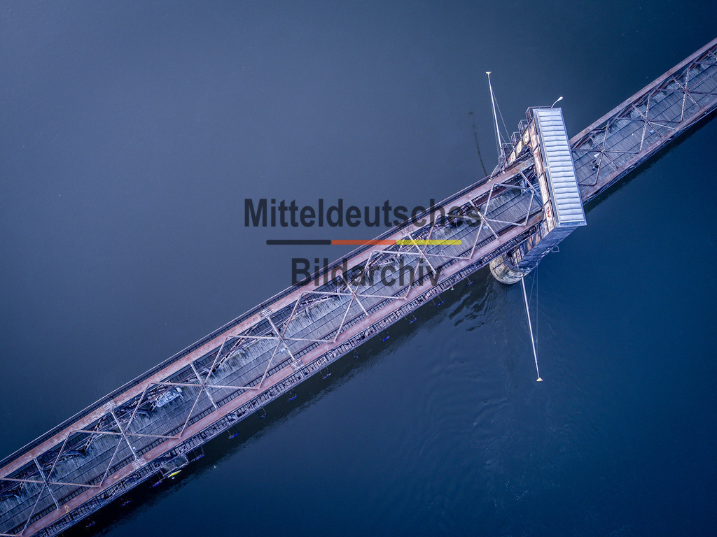 Magdeburg Sonnenaufgang Hubrücke Stadthalle-0057 | Hubbrücke senkrecht von oben - Realisiert mit Pictrs.com