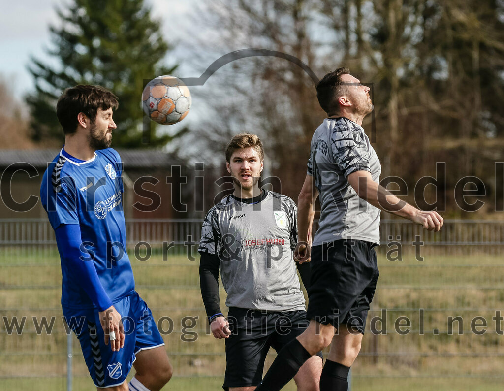 2024-02-24_069_FC_Langengeisling_II_gegen_SG_Reichenkirchen | Erding, Deutschland, 24.02.2024:
Fußball, Kreisklasse 2023 / 2024, Testspiel, FC Langengeisling II gegen SG Reichenkirchen, Endergebnis: 7:1

Lukas Stenzel (FC Langengeisling, #13), Johannes Eiser (SG Reichenkirchen, #9)

Foto: Christian Riedel / fotografie-riedel.net